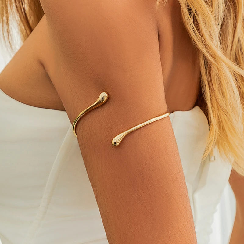 Twisted arm accessory